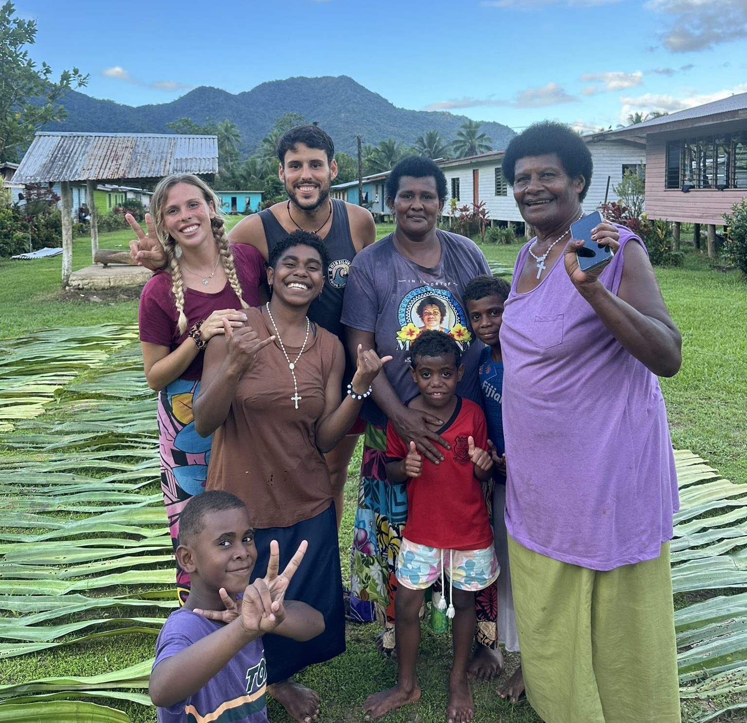 Experiencia de Bula Viajeros compartiendo momentos con una familia local en Fiyi