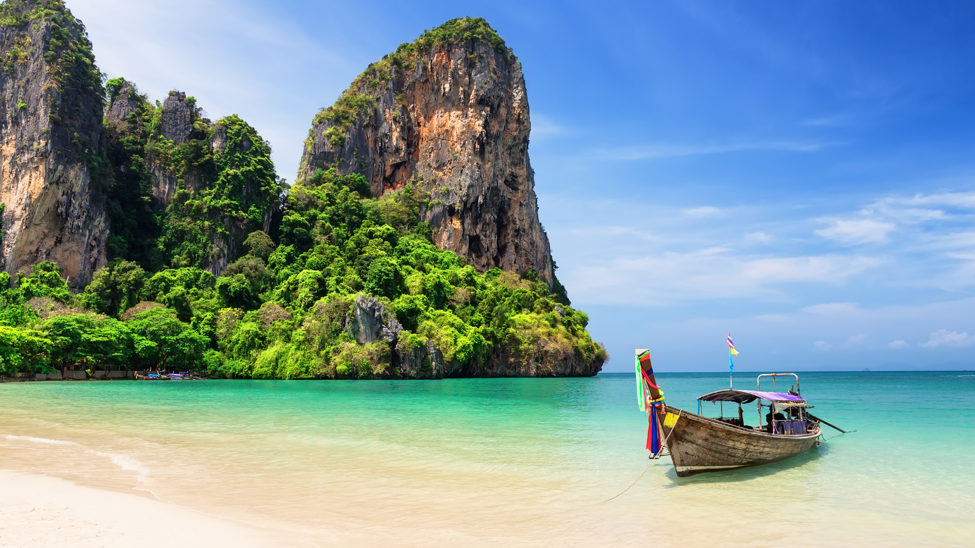 Paisaje de Tailandia con mar turquesa y acantilados